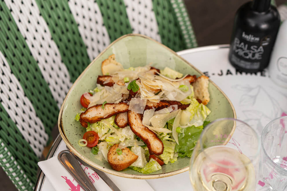 Une brasserie chaleureuse du Marais où l’on peut venir du matin jusqu’à tard le soir